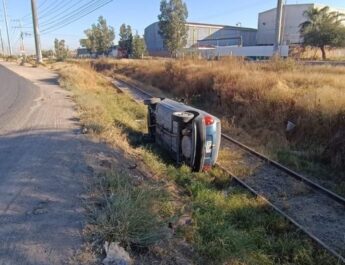 Puede ser una imagen de tren y vía de tren