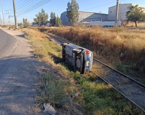 Puede ser una imagen de tren y vía de tren