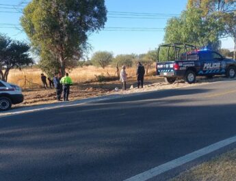 Puede ser una imagen de 5 personas, ambulancia y carretera