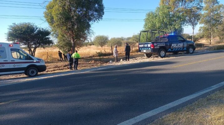 Puede ser una imagen de 5 personas, ambulancia y carretera